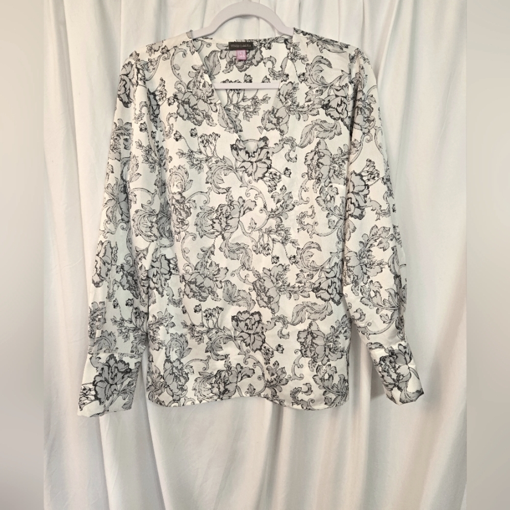 Vince Camuto V Neck Black/White Floral Print Blouse Size M